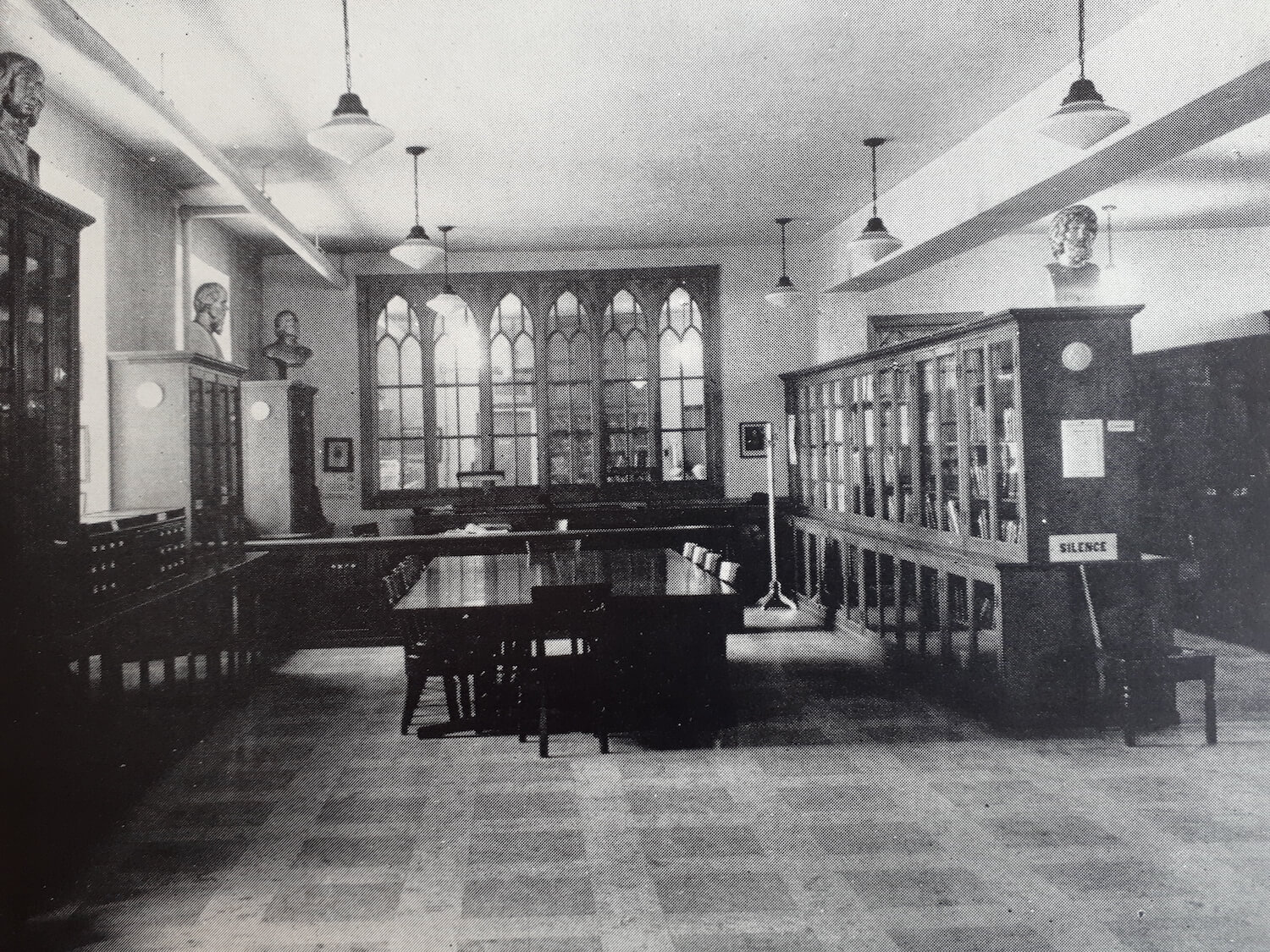 Bibliothèque de L'Institut en 1948. Photo : Office provincial de publicité du Québec, collection de L'ICQ