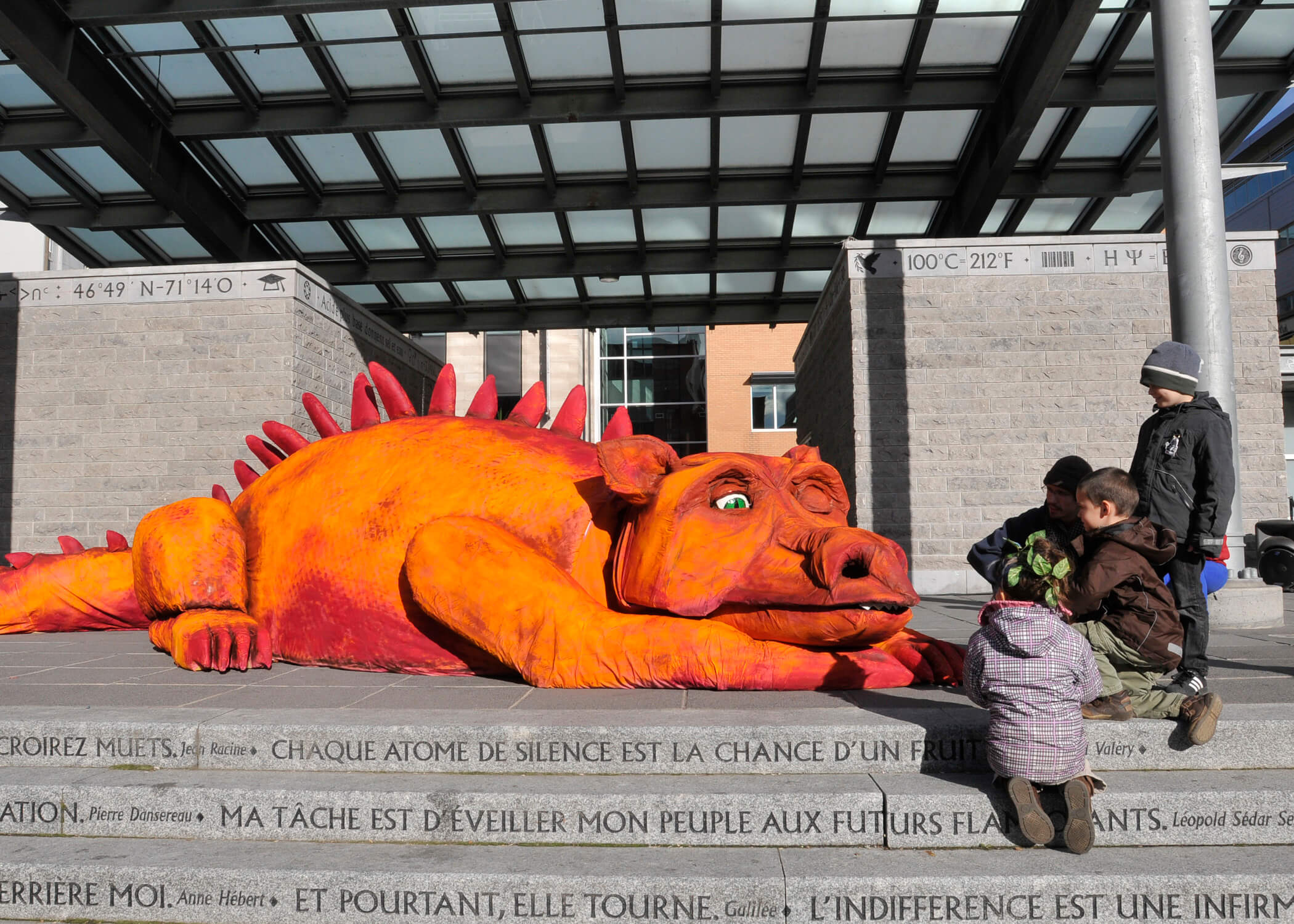 Festival Québec en toutes lettres 2010 et le dragon du Jardin mythologique de Borges dans le quartier Saint-Roch. Photo : Louise Leblanc, collection de L'ICQ