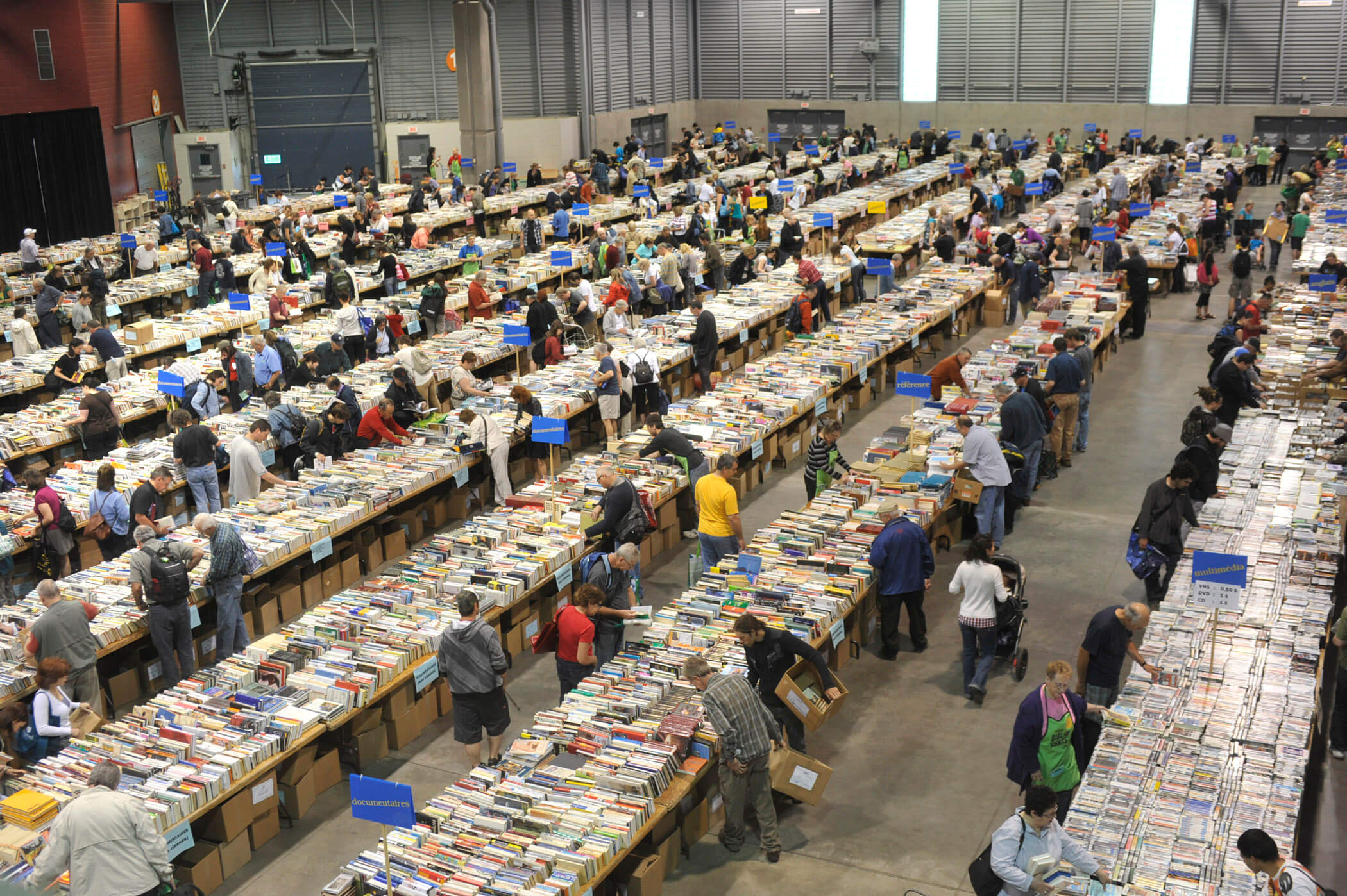 Méga bibliovente au Centre de foires d’ExpoCité en 2012. Photo : Louise Leblanc, collection de L’ICQ