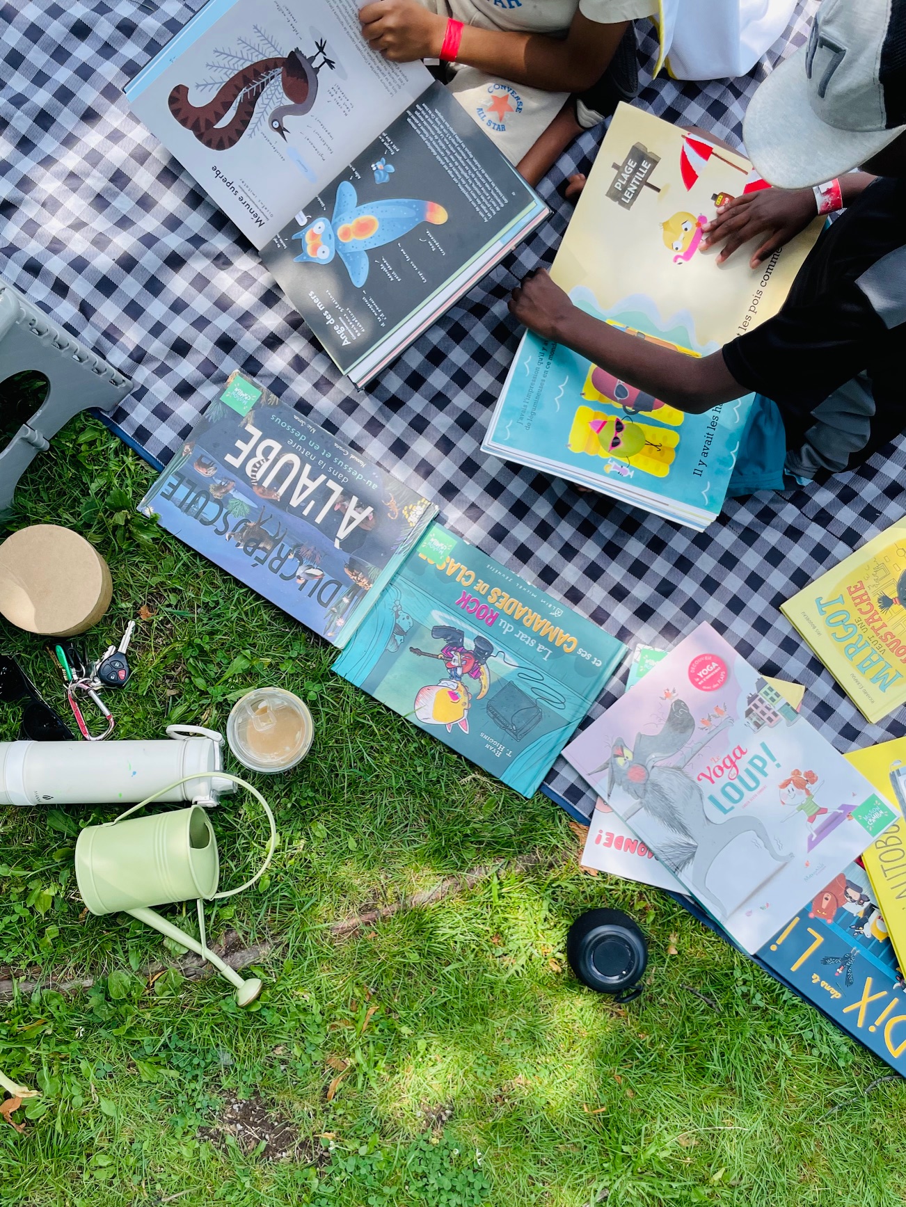 Plusieurs livres sont mis à disposition des enfants